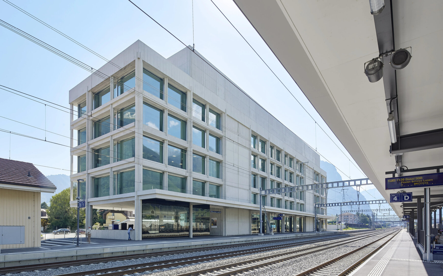 Rood Uri Kantonsbahnhof Altdorf Kantonalbank 01