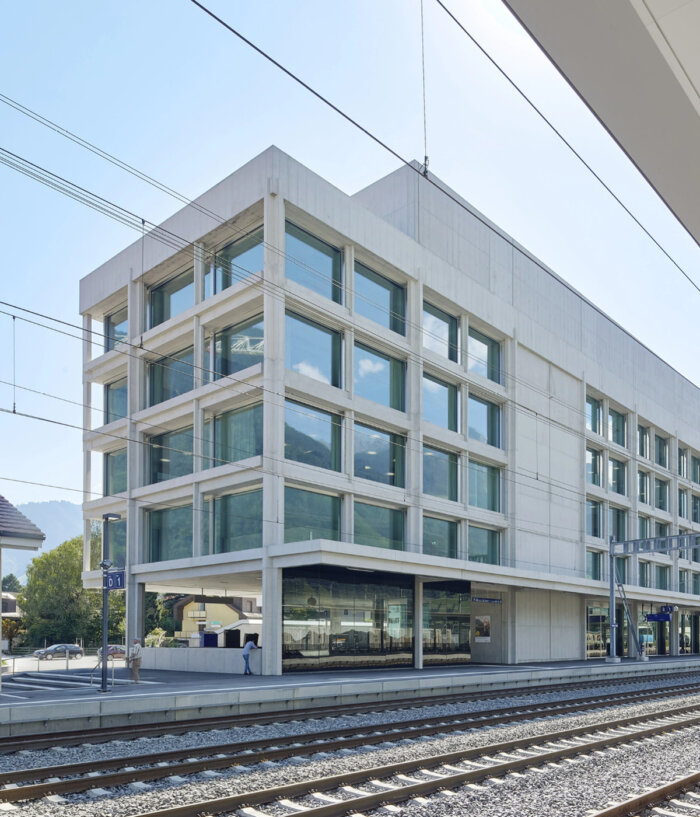 Rood Uri Kantonsbahnhof Altdorf Kantonalbank 03